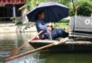 Donghu lake lady oarsman