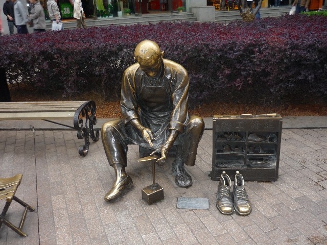 Statues in centre of Changsha town shoe cleaner