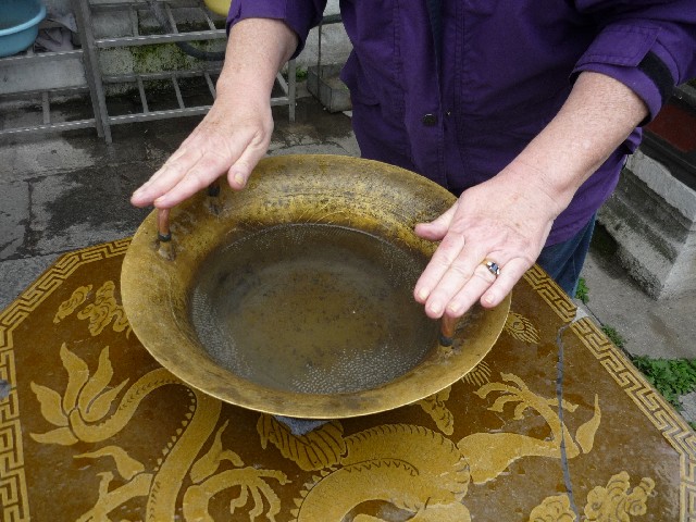 Making the water vibrate in the emperor's bowl