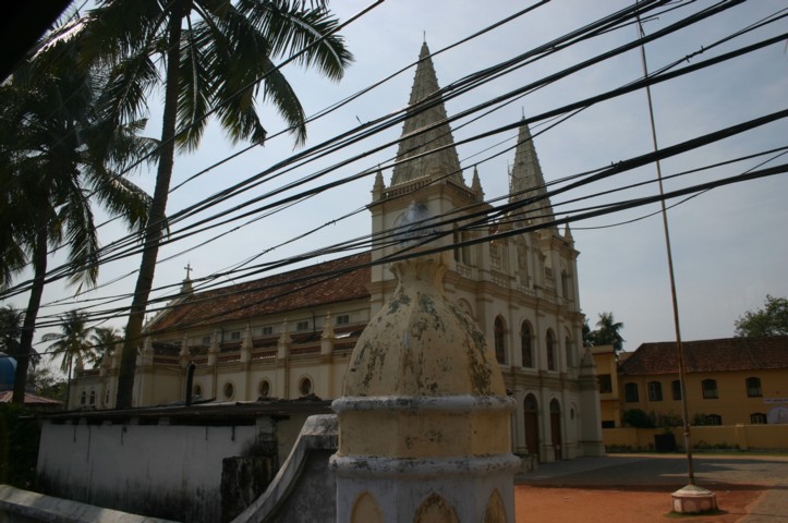 Santa Cruz Basilica from the road