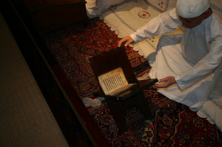 Heritage house - reading table